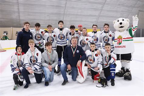A HC Kiskőrös U16-os jégkorongcsapata ünnepli győzelmét