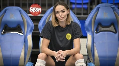 Szerényi Gréta sportolás közben a pályán