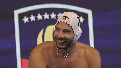 férfi vízilabdázó sapkában