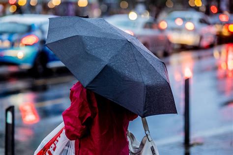 Esős labdarúgópálya és viharos időjárás szemléltetése