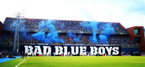 Bad Blue Boys szurkolók pirotechnikával a lelátón