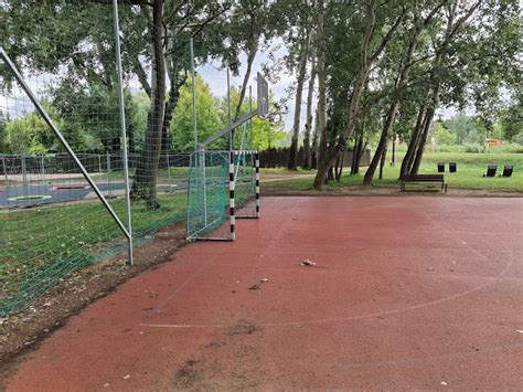 Kosárlabdapálya alapjának betonozása