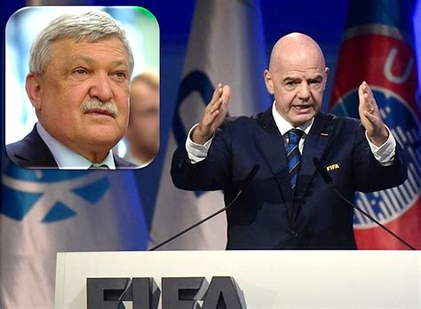 A FIFA vezetői egy kongresszuson, utalás a korrupciós botrányokra