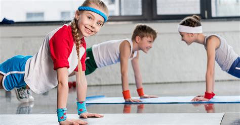 gyerekek sportolnak nyári táborban