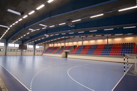 A balmazújvárosi Kőnig Rendezvényközpont látképe és a modern kézilabda pálya
