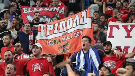 Két rivális focicsapat szurkolói
