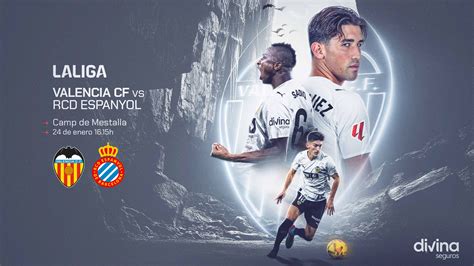 Valencia CF és RCD Espanyol játékosok küzdenek a labdáért a Mestalla stadionban