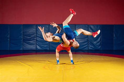 Grappling versenyzők küzdelem közben egy szőnyegen