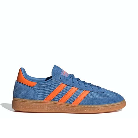 Az adidas Handball Spezial cipő utcai viseletben