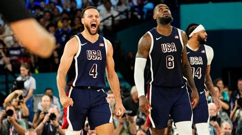 Stephen Curry és fiatal sportolók egy felújított kosárlabdapályán