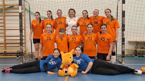 Gyerekek kosárlabdáznak edzésen