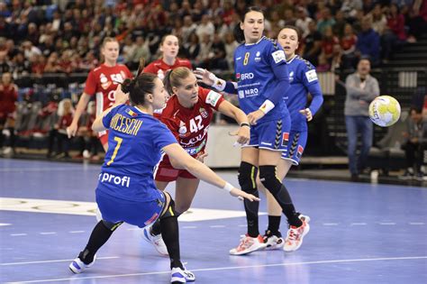 Két csapat futballistái küzdenek a labdáért egy NB III-as mérkőzésen