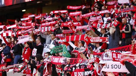A játékvezető sárga lapot mutat fel egy futballistánsk