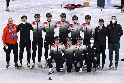 Csang Csing Lina vezetőedző és Emil Imre edző a magyar rövidpályás gyorskorcsolya-válogatott edzésén Pekingben 2022