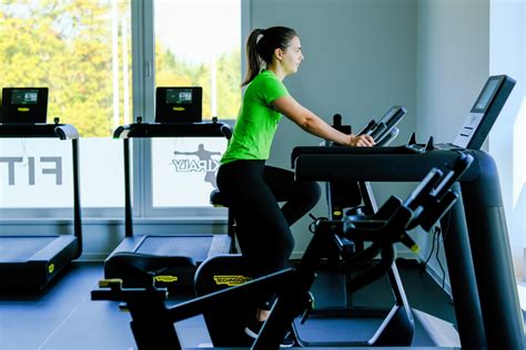 A sportolói fejlődést szimbolizáló modern edzőterem