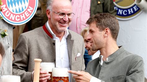 Bayern München játékosok bőrnadrágban az Oktoberfesten