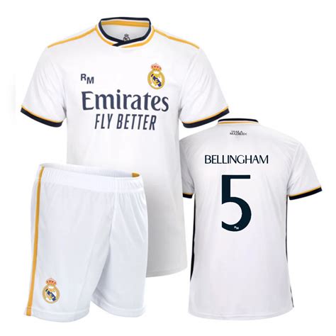 Különböző Real Madrid bögrék asztalon