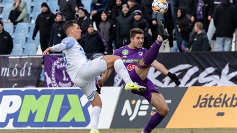 Fiú az Üllői úton, régi futballmérkőzésen