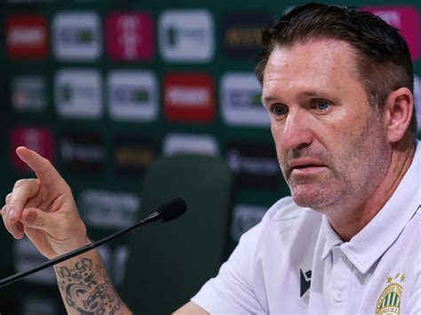 Robbie Keane, a Ferencváros edzője az oldalvonal mellett