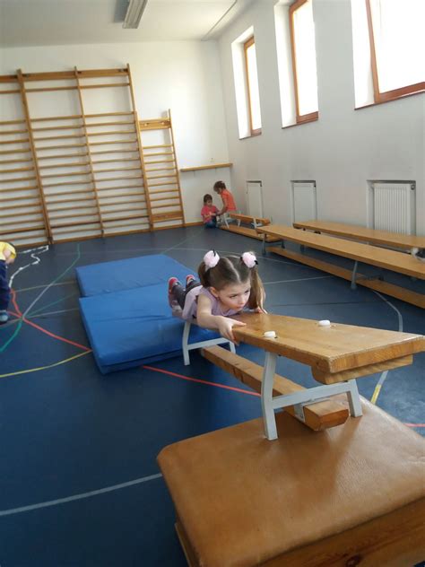 nappaliban kialakított akadálypálya gyerekeknek
