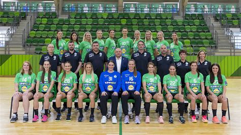 Ferencváros női kézilabda csapat új autókkal