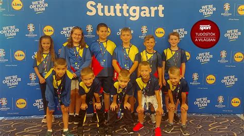 Játékoskísérő gyerekek csoportképe Stuttgartban