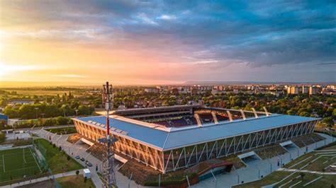 A MOL Aréna külső homlokzata egy mérkőzésnap előtt