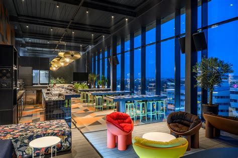 Az ibis & TRIBE hotel szobája és a skybar hangulata