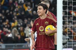 Paulo Dybala akciógol közben az AS Roma színeiben