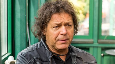 Hevesi Tamás gitárral és edzői mellényben