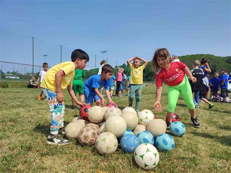 Közösségi sportünnep egy falusi labdarúgó stadionban