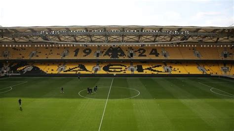 Az AEK Athén csapatának címere és szurkolói
