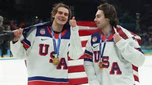 Az amerikai jégkorongcsapat Gaudreau mezével ünnepli az olimpiai győzelmet