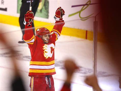 Johnny Gaudreau játék közben a Calgary Flames mezében