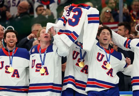 Auston Matthews, Zach Werenski és Matthew Tkachuk Gaudreau mezével