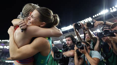 Az amerikai csapat Gaudreau fiával ünnepel az olimpiai győzelem után