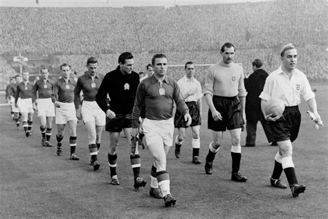 Az Aranycsapat játékosai a londoni Wembley Stadion gyepén, 1953