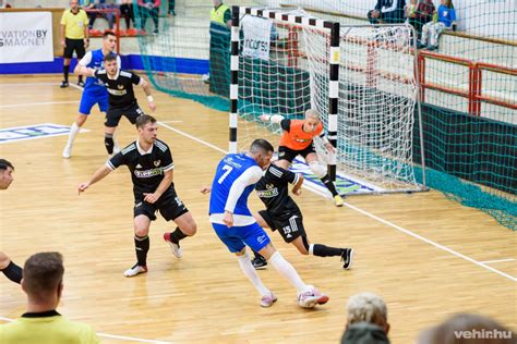 Egy kapus akrobatikus vetődése a labda után