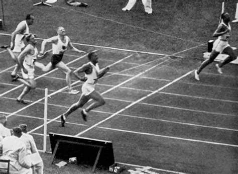Jesse Owens négy aranyérmet nyert a berlini olimpián