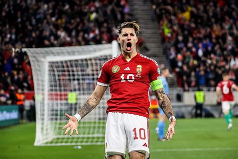 Szoboszlai Dominik ünneplés közben, magyar válogatott mezben