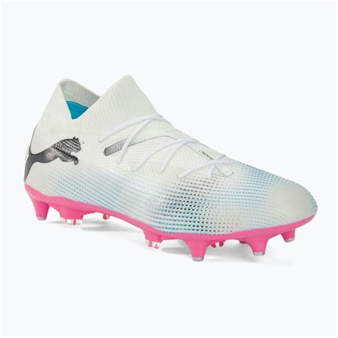 Adidas és Puma népszerű focicipő modellek egymás mellett
