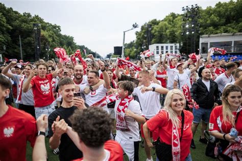 Lengyel válogatott logója és szurkolók a stadionban