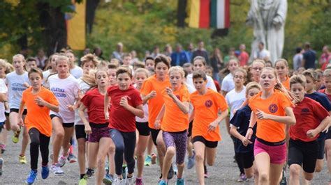 Az MLSZ logója és a Sport XXI program emblémája