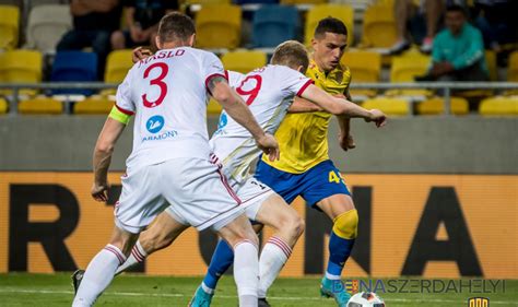 Koreográfia és zászlók a MOL Arénában a DAC-Slovan mérkőzés előtt