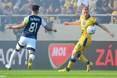 A DAC és a Slovan játékosai közötti dulakodás a MOL Arénában
