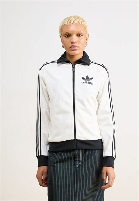 Adidas logó és dizájn részletek