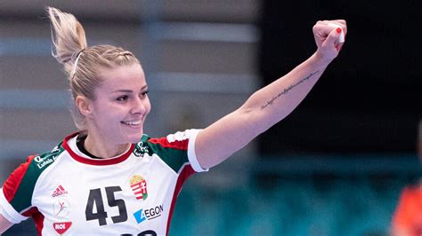 Háfra Noémi ünneplés közben a válogatott mezében