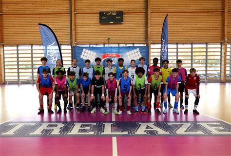 U15 Futsal csapat edzés közben taktikát egyeztet