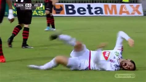Danko Lazovic a földön egy kispesti szabálytalanság után