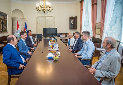 Székesfehérvár polgármestere sajtótájékoztatón